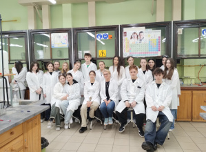 Uczniowie klasy 1f w laboratorium Wydziału Chemicznego PŁ